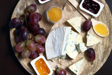 Reçelli, ballı ve üzümlü peynir tahtası