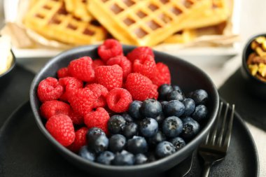 Soslu ve dutlu waffle.