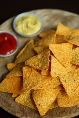 Tahtada soslu tortilla cipsi.