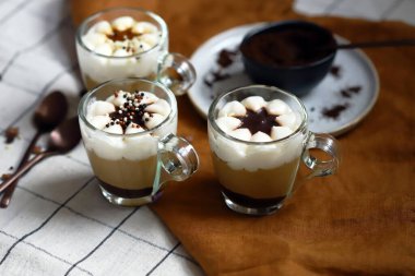 Kupada katmanlı karamel pudingi.