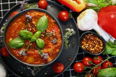 Fesleğen ve baharatlı domates çorbası.