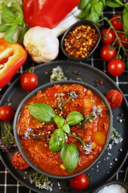 Fesleğen ve baharatlı domates çorbası.