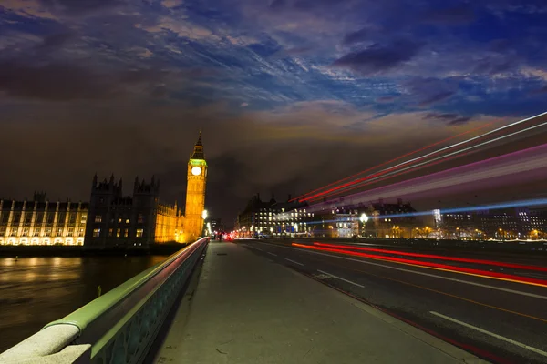 Ônibus em Westminster Bridge à noite — Fotografia de Stock