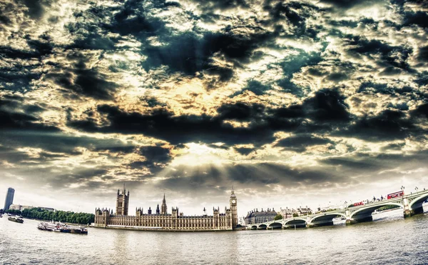 Палац westminsyer і міст з красивим небом — стокове фото