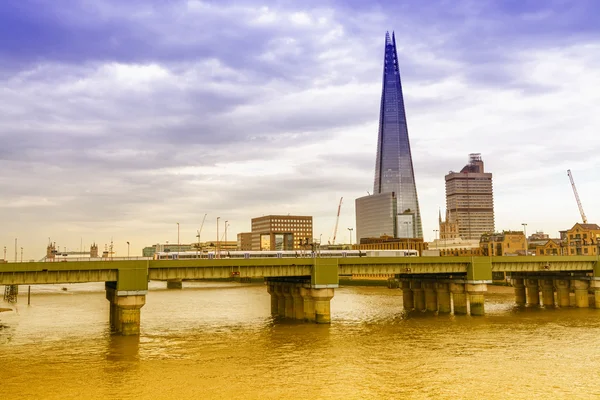 Puente Southwark y nuevo horizonte en Londres. — Foto de Stock