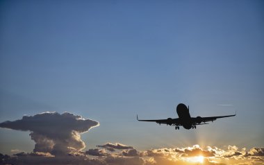 Uçak ile arka plan üzerinde güzel gök