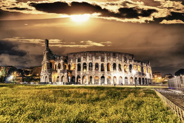 Bella vista sul Colosseo di notte — Foto Stock