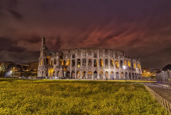 Bela vista do Coliseu à noite — Fotografia de Stock