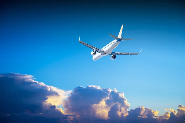 Avião Com Céu Bonito Fundo — Fotografia de Stock