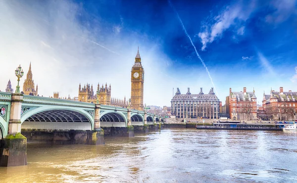 Big Ben en huizen van het Parlement met de brug en de thames rivier in — Stockfoto