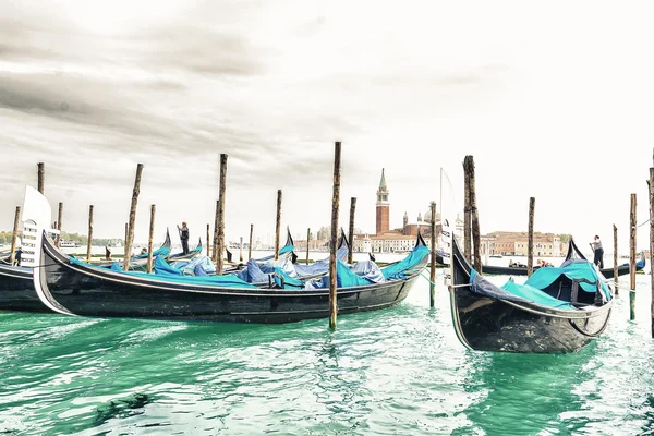 Гондолы Пришвартованы Гавани Венеции Италия — стоковое фото