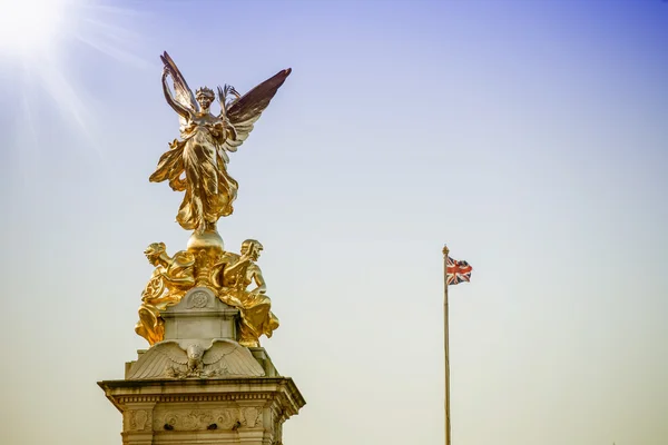 Victoria Anıtı Londra'nın güzel manzarasına — Stok fotoğraf