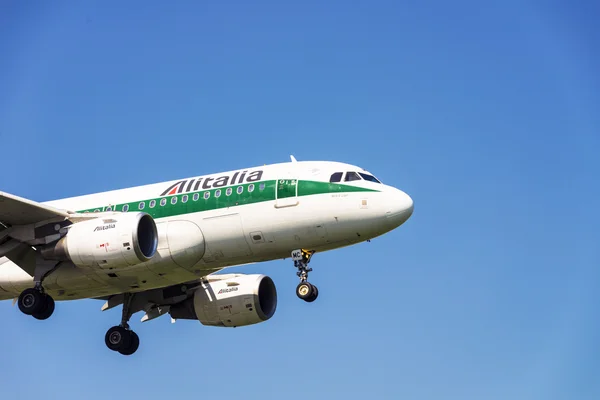 ITALY - FLORENCE SEPTEMBER 02: An Airbus A318 landing at Peretol — Stock Photo, Image