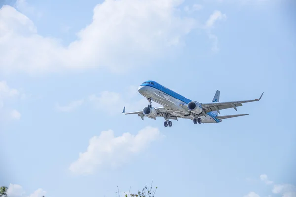 ИТАЛИЯ - СЕНТЯБРЬ 02: Самолет Embraer ERJ-190 авиакомпании KLM — стоковое фото