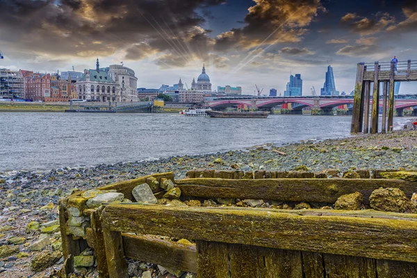 Belle vue depuis la rivière Thèmes — Photo