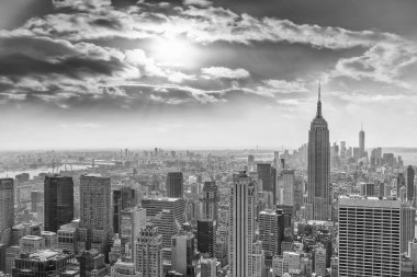 Manhattan'ın Cityscape altında dramatik gökyüzü, New York City, Amerika Birleşik Devletleri