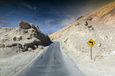 Kayalık çölde sürücü