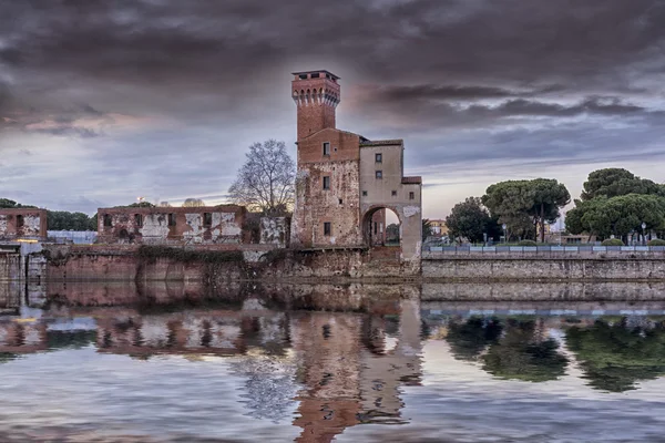 Oude gebouw in de buurt van de rivier de arno — Stockfoto