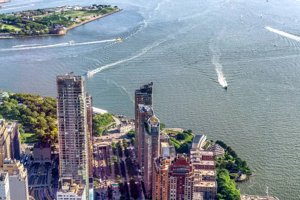 Manhattan 'ın aşağısındaki gökdelenlerin hava manzarası.