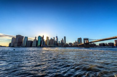 Manhattan Skyline ve Brooklyn Köprüsü.