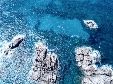 Kayalık sahilin havadan görünüşü.