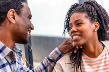 Genç sevgililer birbirlerine sevgiyle bakarlar..