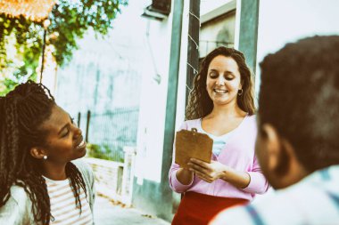 Genç garson müşterilerden sipariş alır..