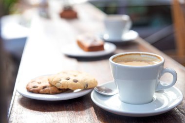 Bisküvili bir fincan kahve ve tabağın ayrıntıları..