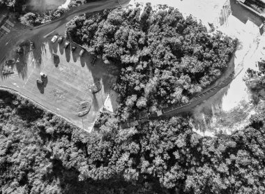 İtalya, Toskana sahilinin yakınındaki ağaçların arasına park ediyorum..