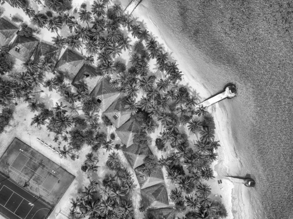 从马尔代夫一个旅游村无人驾驶飞机拍摄的空中景观 — 图库照片