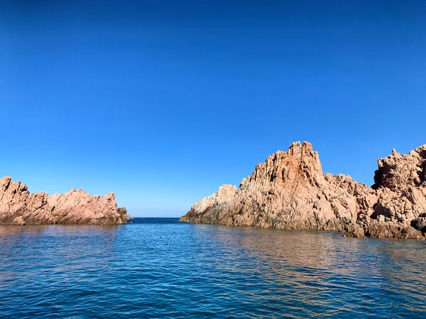 岩石海岸和水晶清澈的大海 撒丁岛 从船上眺望 — 图库照片