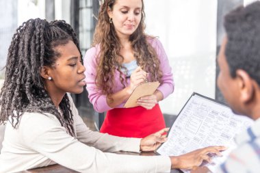 Afro-Amerikalı çift kahve dükkanındaki garsona sipariş veriyor..