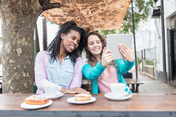Przyjaciele Biorąc Selfie Tabletem Przed Kawiarnią — Zdjęcie stockowe