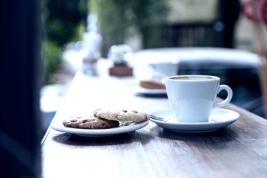 Bisküvili bir fincan kahve ve tabağın ayrıntıları..