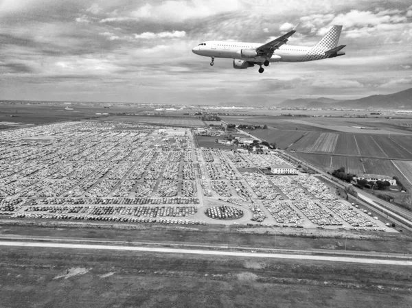 Airpalne Durante Vuelo Despegue Sobre Gran Parcking — Foto de Stock