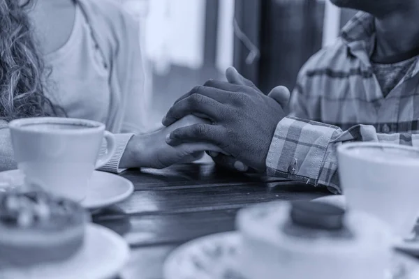 Beskärd Bild Par Som Håller Händer Vid Bordet Café — Stockfoto