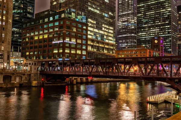 Φωτισμένα Κτίρια Πόλης Νύχτα Και Γέφυρα Πάνω Από Νερό — Φωτογραφία Αρχείου
