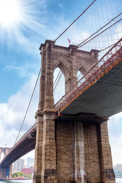 Niski Kąt Widzenia Brooklyn Bridge Światłem Słonecznym Nowy Jork — Zdjęcie stockowe