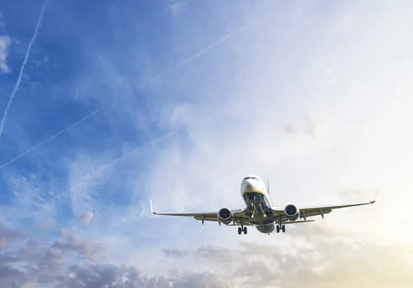 Avión durante el aterrizaje — Foto de Stock