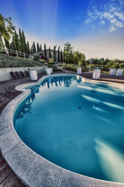 Tatil köyünde yüzme havuzu