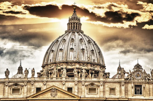 宫殿的梵蒂冈，与美丽的"穹顶"的详细信息 — 图库照片