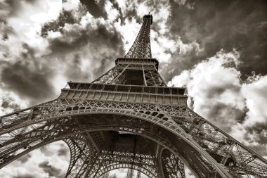 Torre vista eiffel da sotto