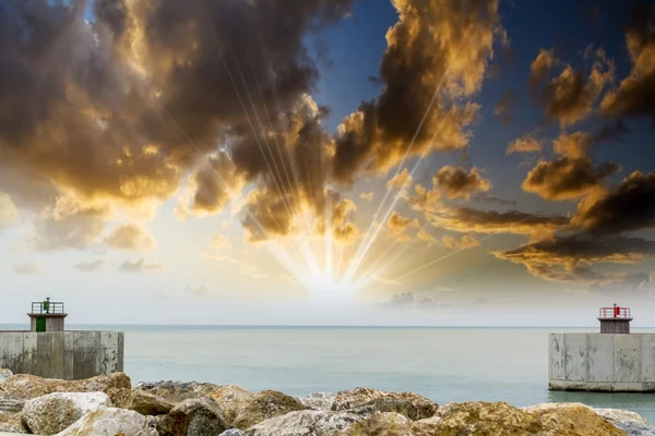 Ingresso del porto con bel cielo — Foto Stock