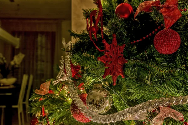 Weihnachtskomposition am Weihnachtsbaum — Stockfoto