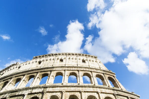 Piękne niebo nad Koloseum w Rzymie — Zdjęcie stockowe