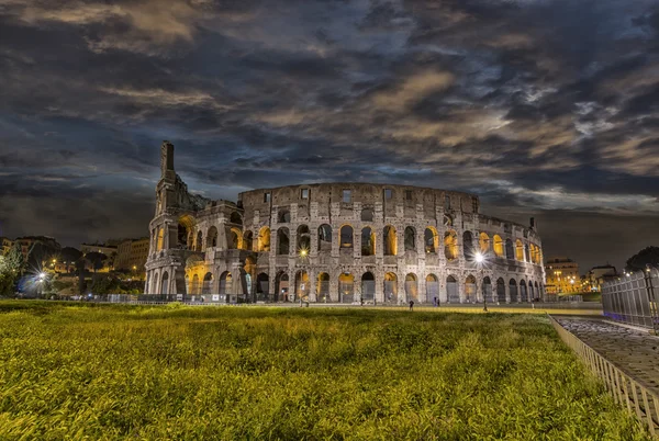 Hermosa vista del Coliseo por la noche — Foto de Stock