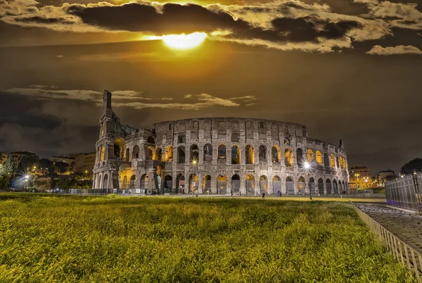 Belle vue sur le Colisée de nuit — Photo
