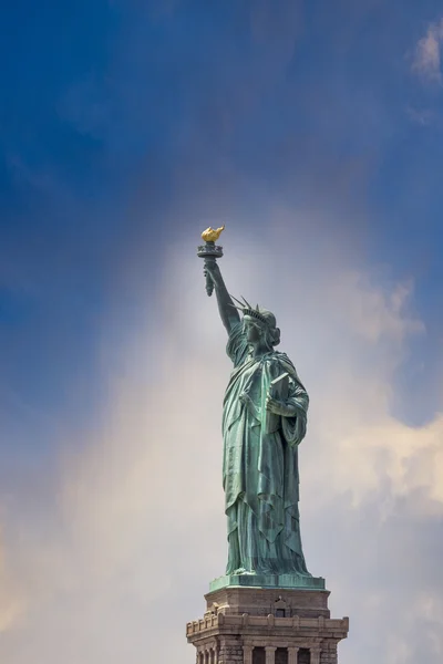 Estatua de la Libertad con hermoso cielo . —  Fotos de Stock