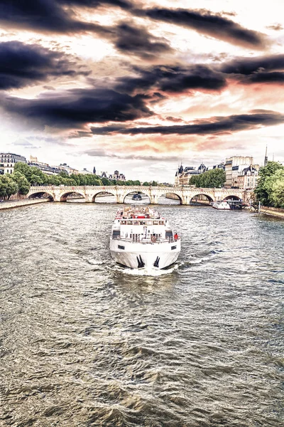 The boat on the Seine — Stock Photo, Image