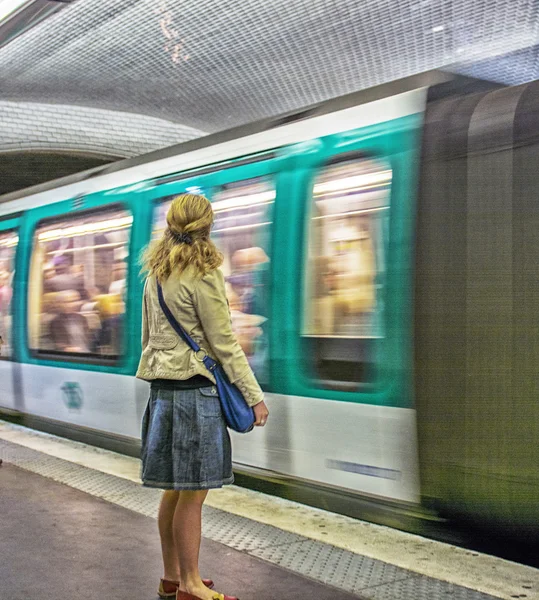 В ожидании метро — стоковое фото